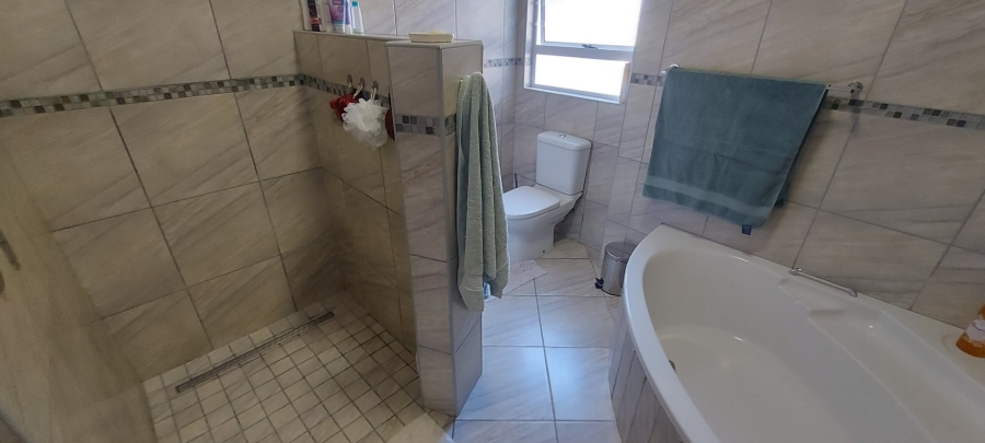 3 Bedroom Property for Sale in Albertinia Western Cape